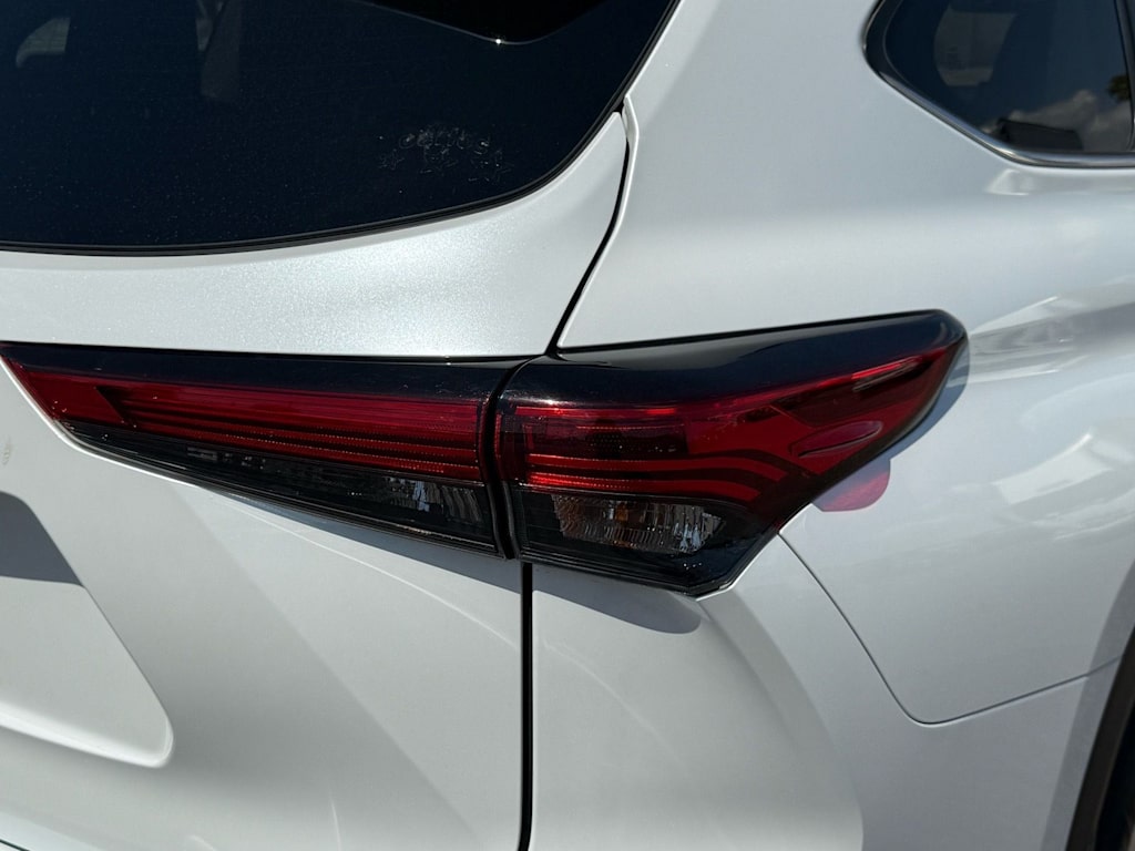 Thumbnail: 2023 Toyota Highlander - 17