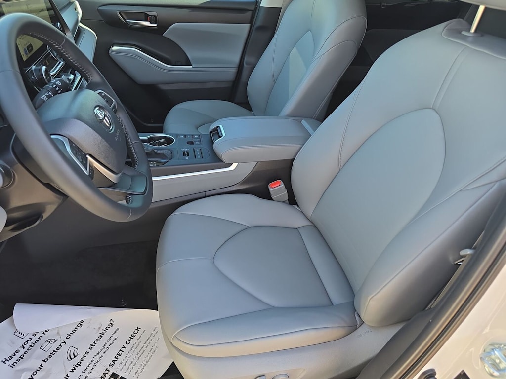 Thumbnail: 2025 Toyota Highlander - 9