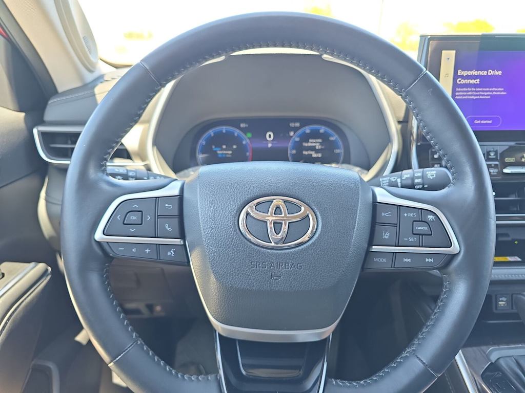 Thumbnail: 2023 Toyota Highlander - 14