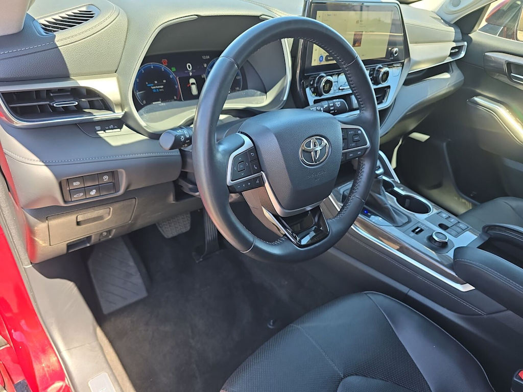 Thumbnail: 2023 Toyota Highlander - 13