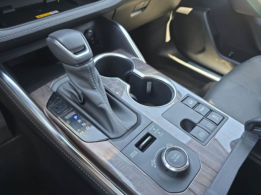 Thumbnail: 2023 Toyota Highlander - 16