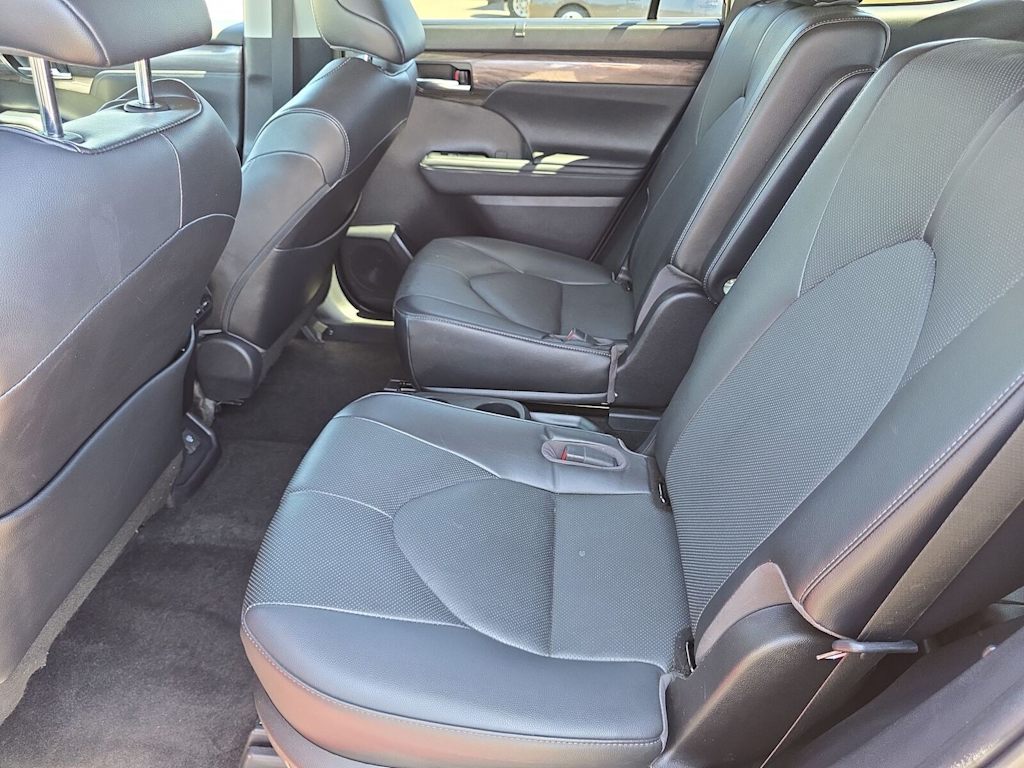 Thumbnail: 2023 Toyota Highlander - 25