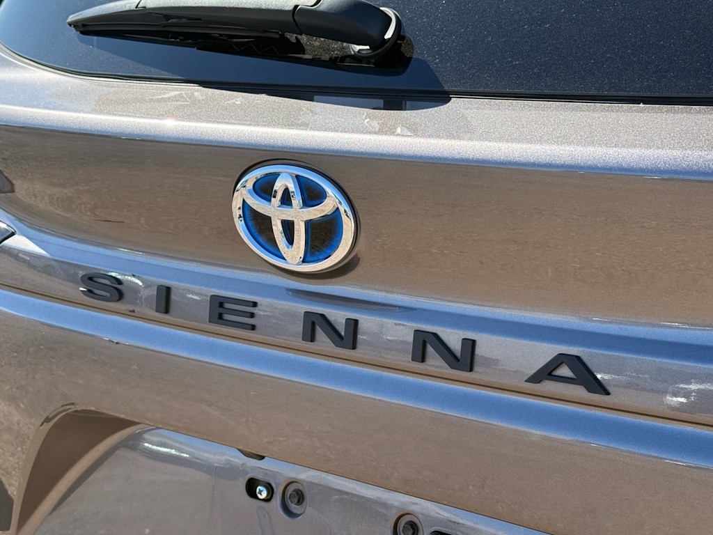 Thumbnail: 2022 Toyota Sienna - 16