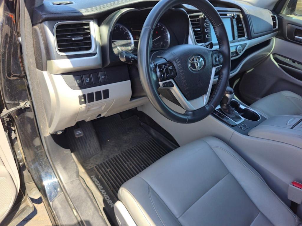 Thumbnail: 2017 Toyota Highlander - 7