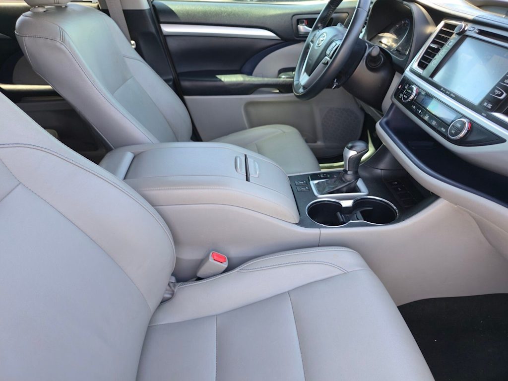 Thumbnail: 2017 Toyota Highlander - 8