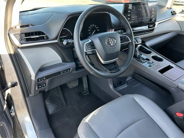 2023 Toyota Sienna XLE 2