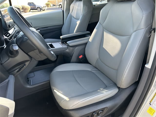 2023 Toyota Sienna XLE 23