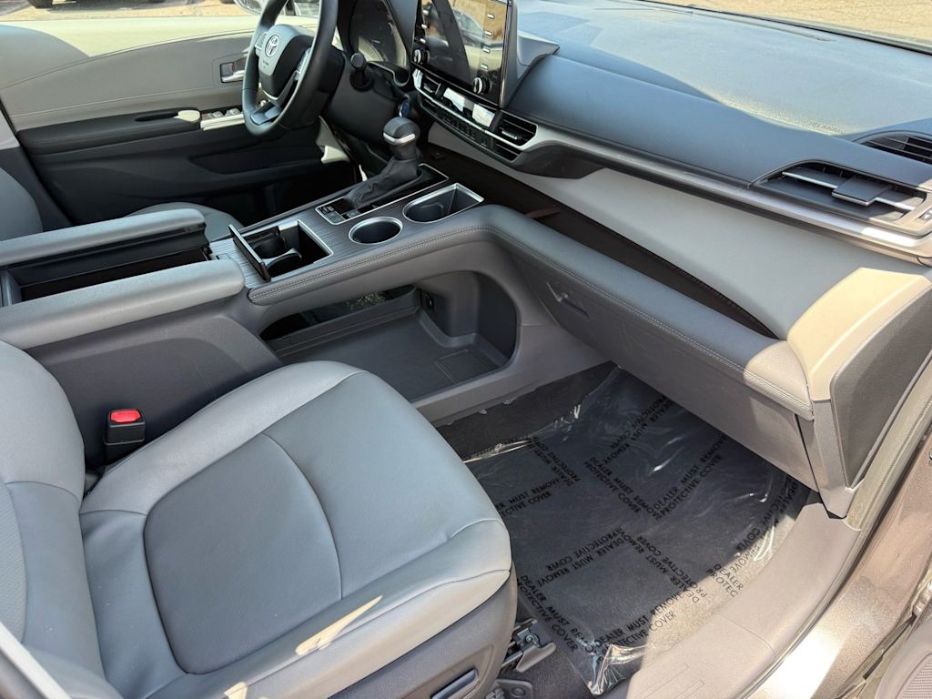 Thumbnail: 2024 Toyota Sienna - 32