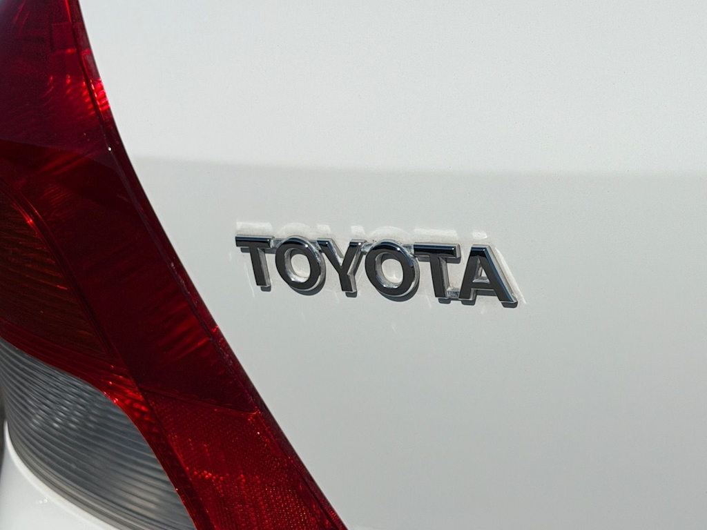 Thumbnail: 2011 Toyota Yaris - 14