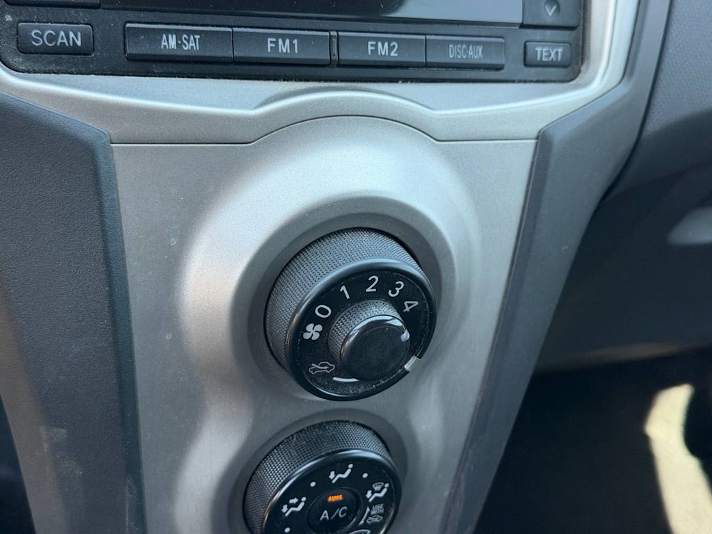 Thumbnail: 2011 Toyota Yaris - 19
