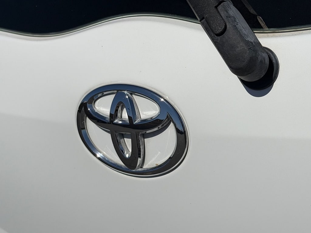 Thumbnail: 2011 Toyota Yaris - 13