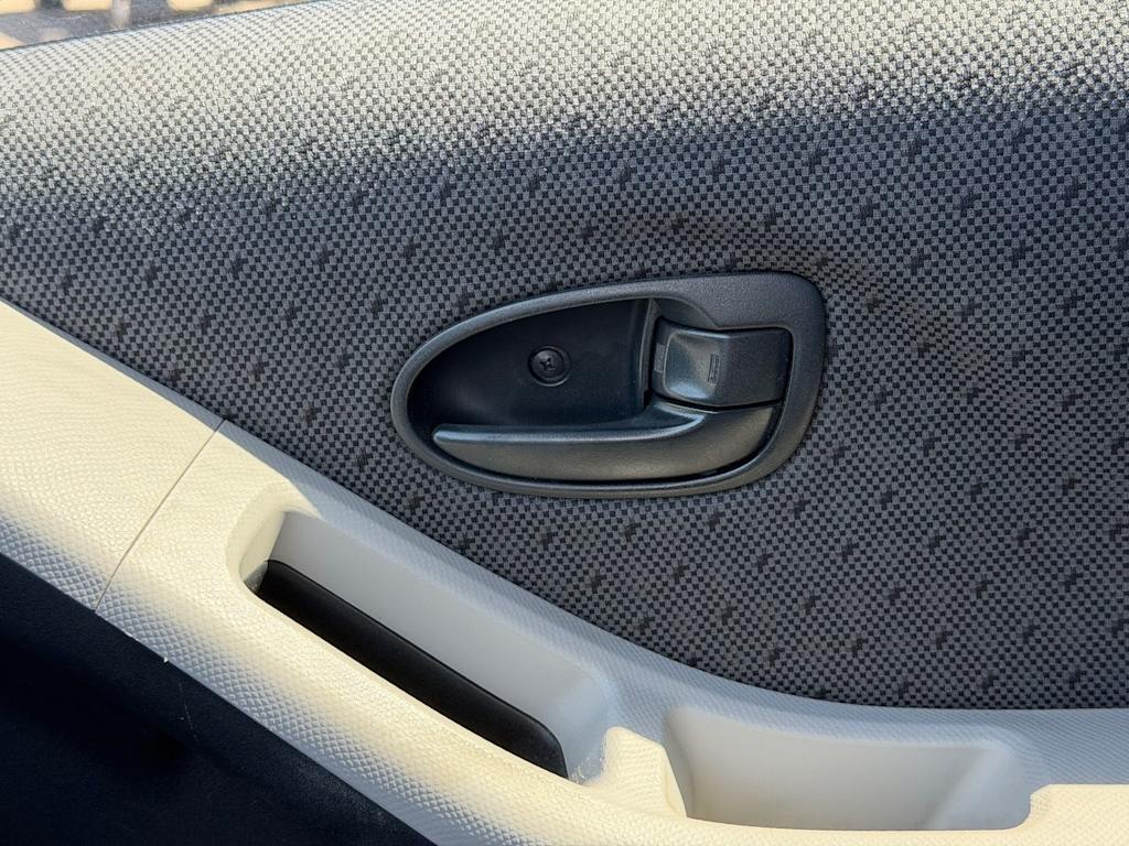 Thumbnail: 2011 Toyota Yaris - 22