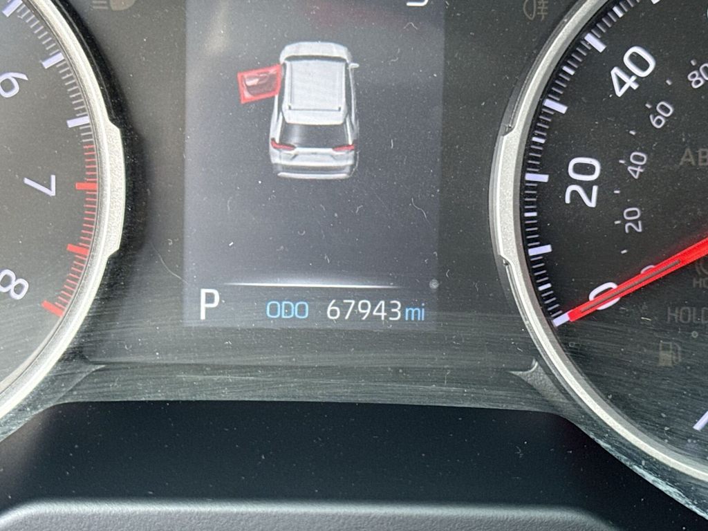 2019 Toyota RAV4 XLE Premium 32