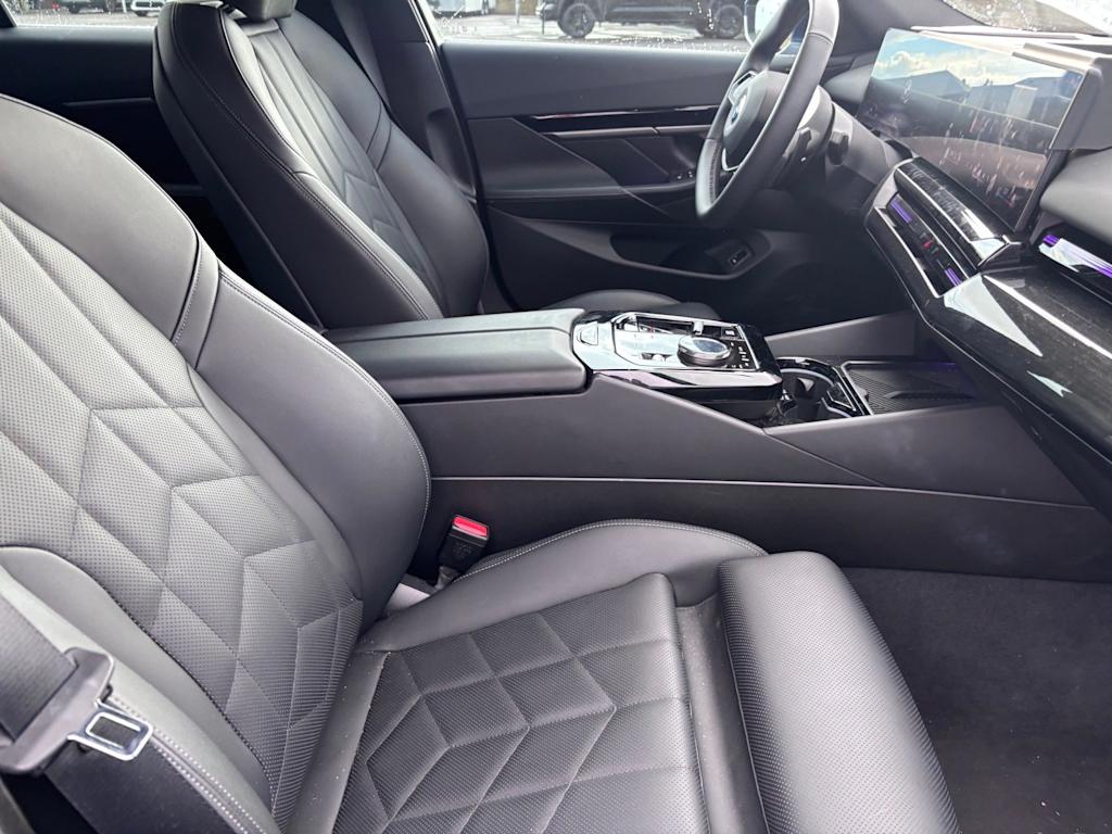Thumbnail: 2025 BMW 5 Series - 6