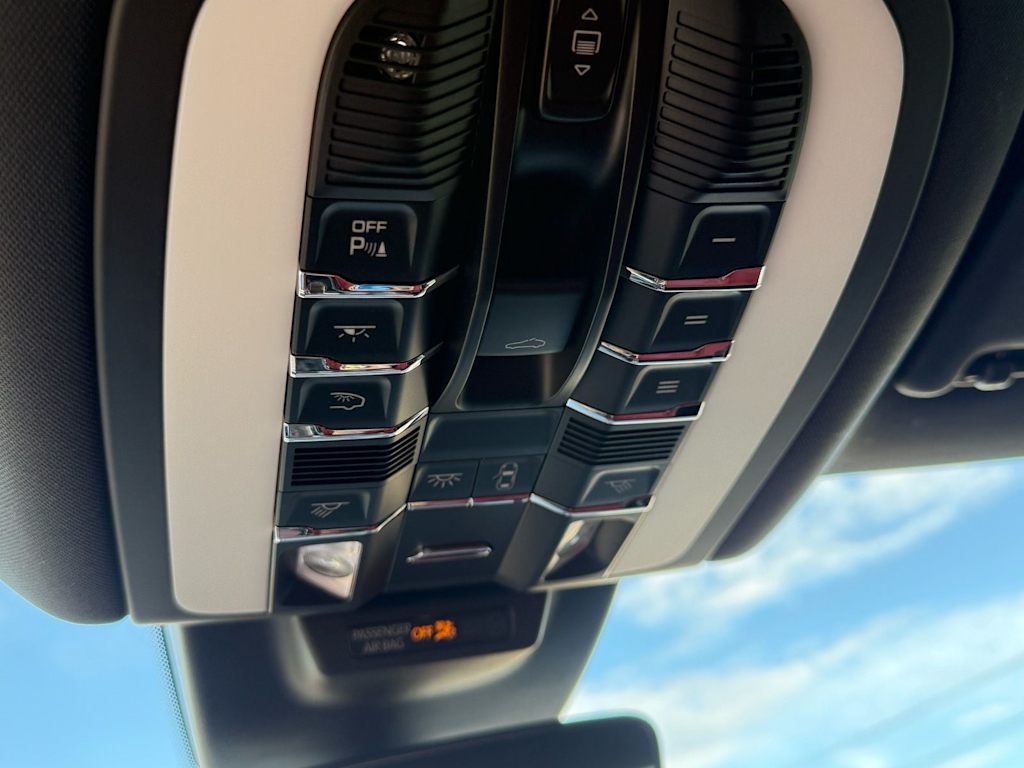 Thumbnail: 2020 Porsche Macan - 24