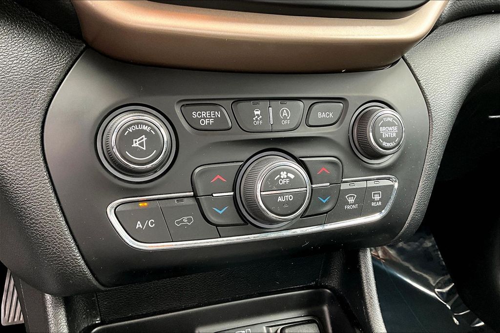 Thumbnail: 2017 Jeep Cherokee - 29