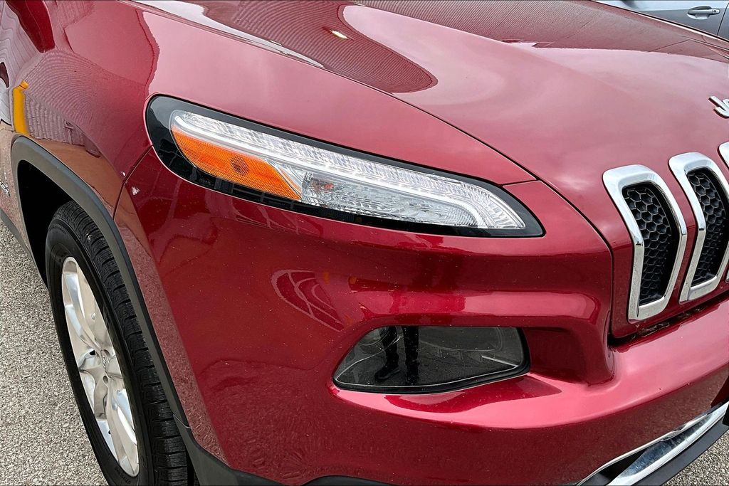 Thumbnail: 2017 Jeep Cherokee - 33