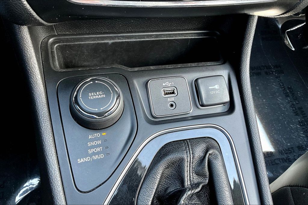 Thumbnail: 2019 Jeep Cherokee - 30