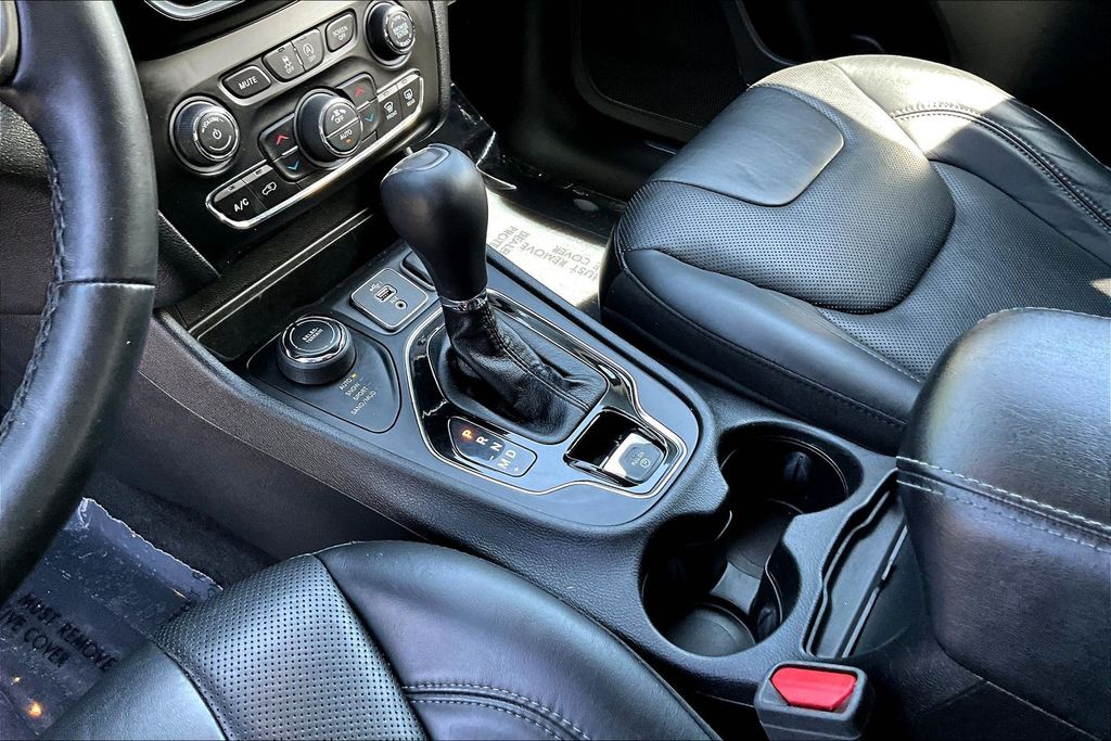Thumbnail: 2019 Jeep Cherokee - 15