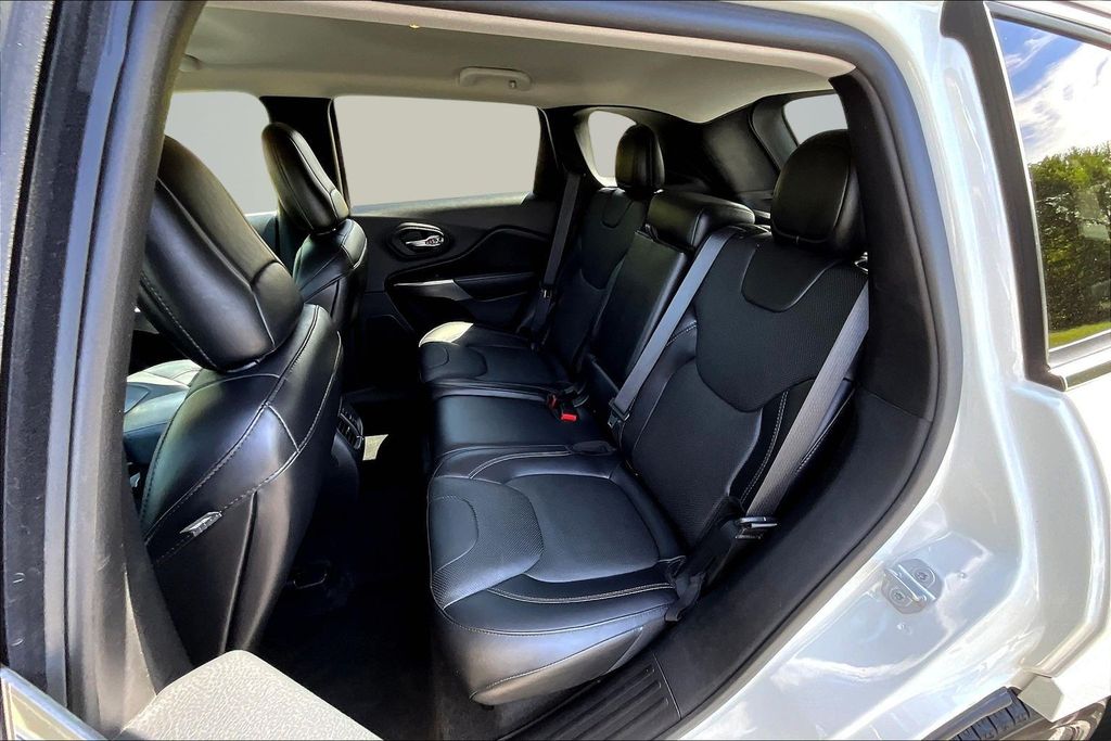 Thumbnail: 2019 Jeep Cherokee - 11