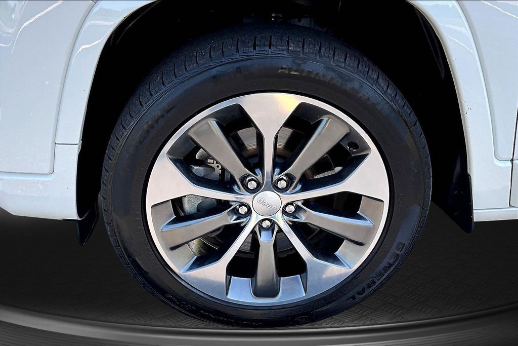 Thumbnail: 2019 Jeep Cherokee - 6