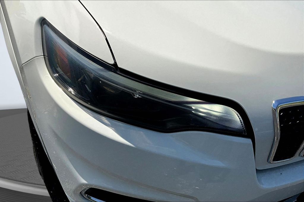 Thumbnail: 2019 Jeep Cherokee - 32