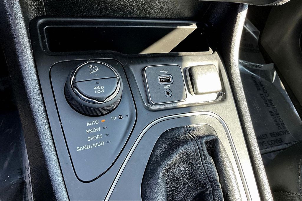 Thumbnail: 2019 Jeep Cherokee - 29