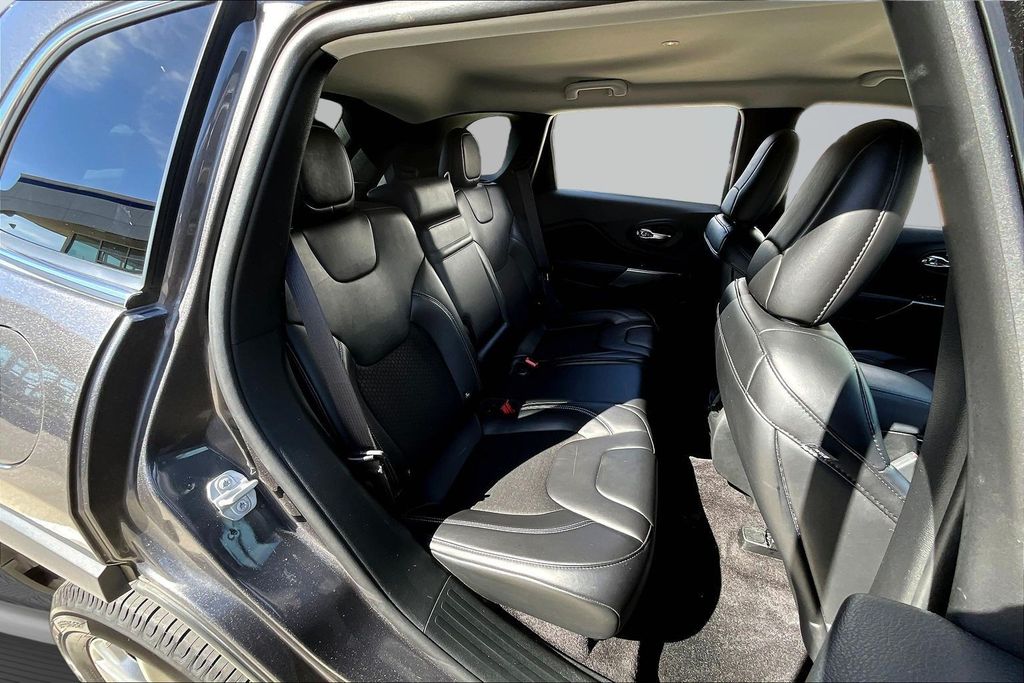Thumbnail: 2019 Jeep Cherokee - 31