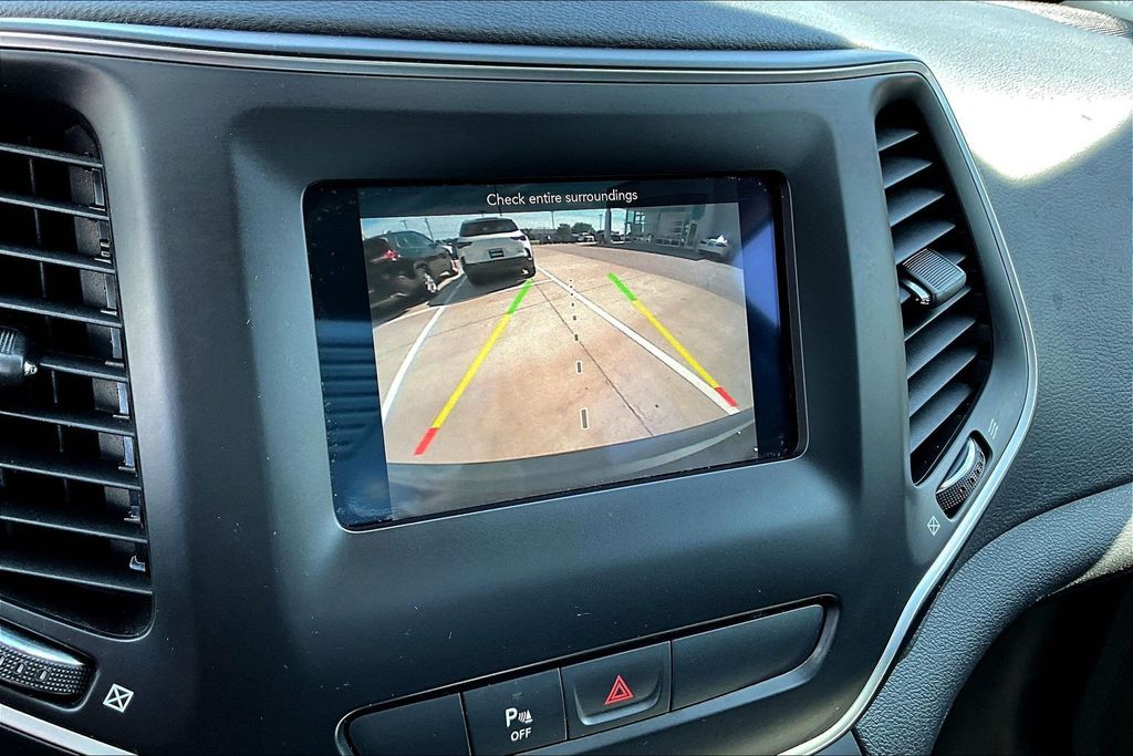 Thumbnail: 2019 Jeep Cherokee - 26