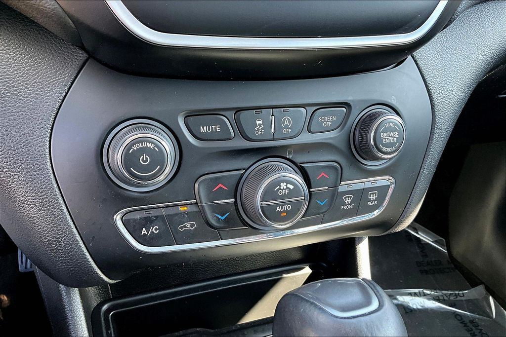 Thumbnail: 2019 Jeep Cherokee - 27