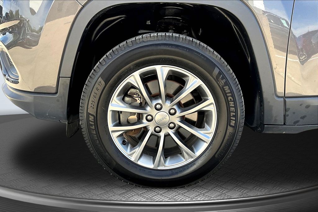 Thumbnail: 2019 Jeep Cherokee - 7