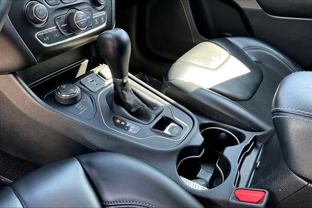 Thumbnail: 2019 Jeep Cherokee - 15
