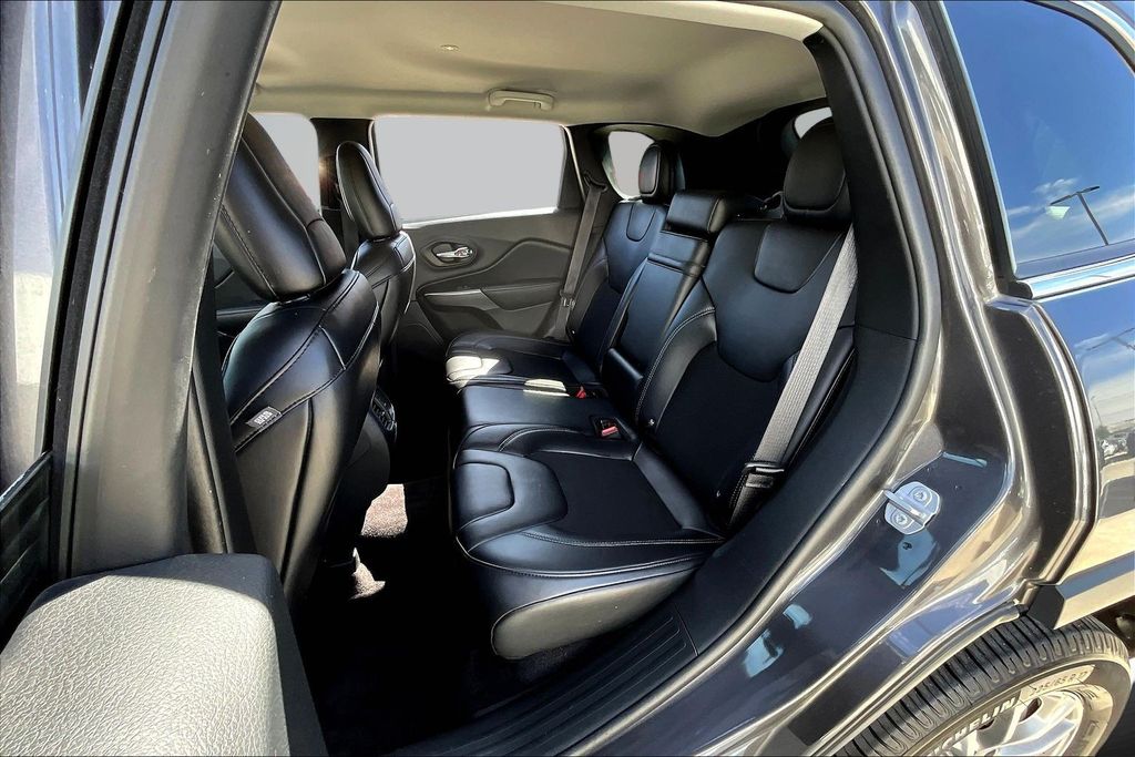 Thumbnail: 2019 Jeep Cherokee - 12