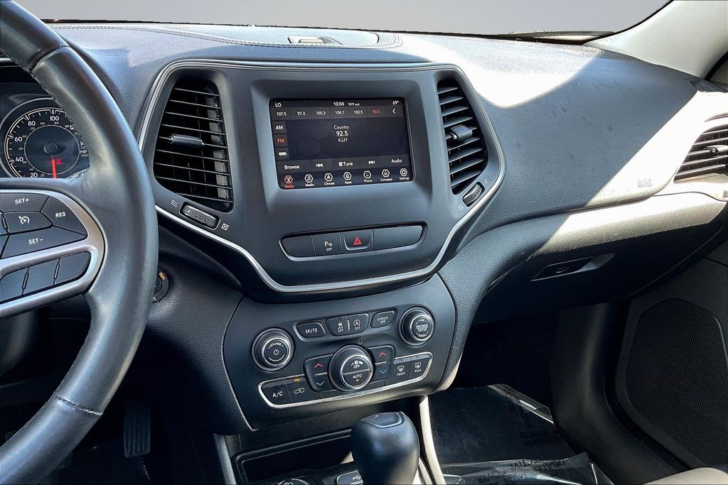 Thumbnail: 2019 Jeep Cherokee - 14