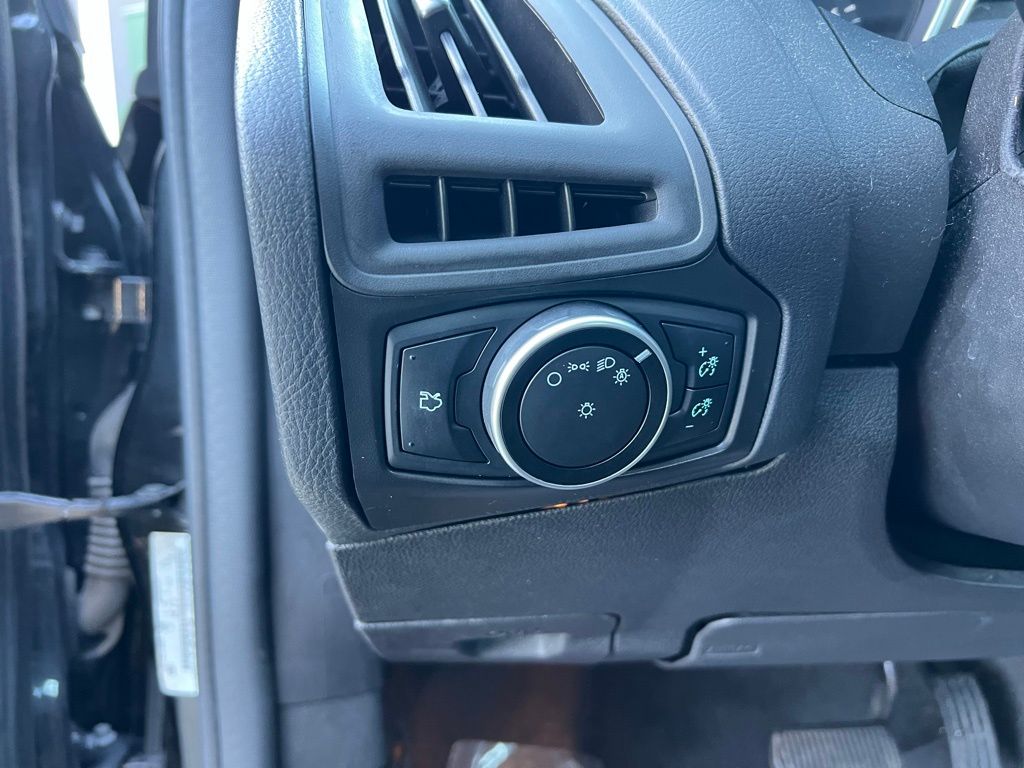 Thumbnail: 2015 Ford Focus - 26