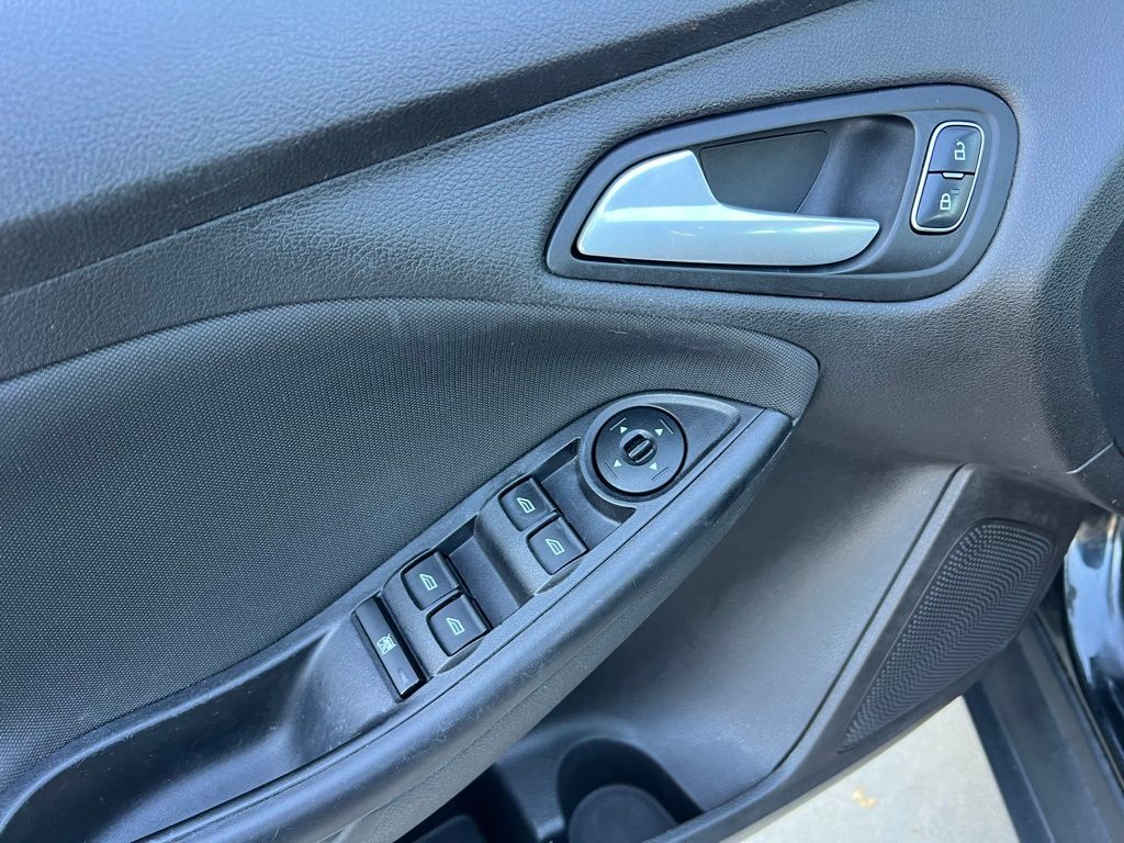 Thumbnail: 2015 Ford Focus - 25