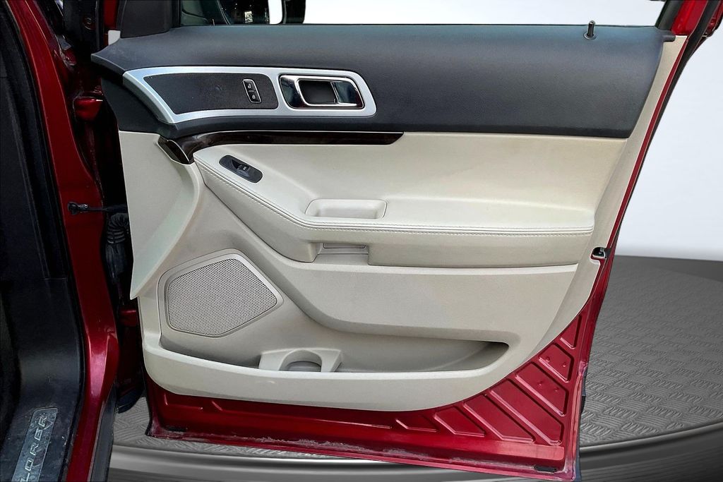 Thumbnail: 2015 Ford Explorer - 25