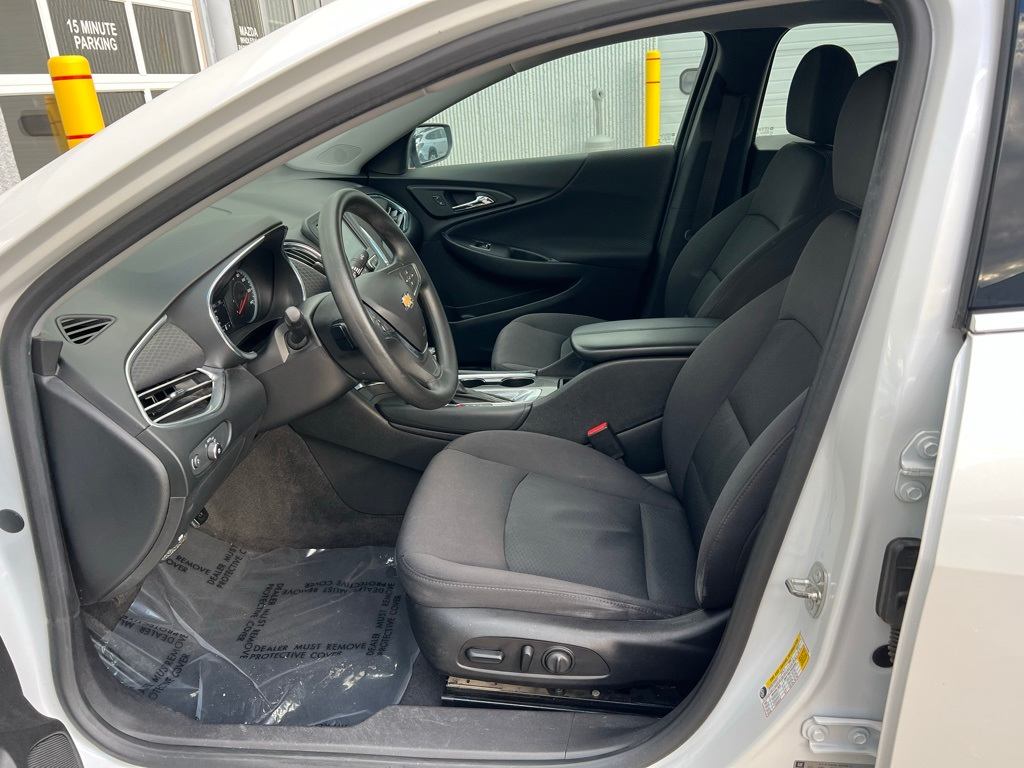 Thumbnail: 2017 Chevrolet Malibu - 8