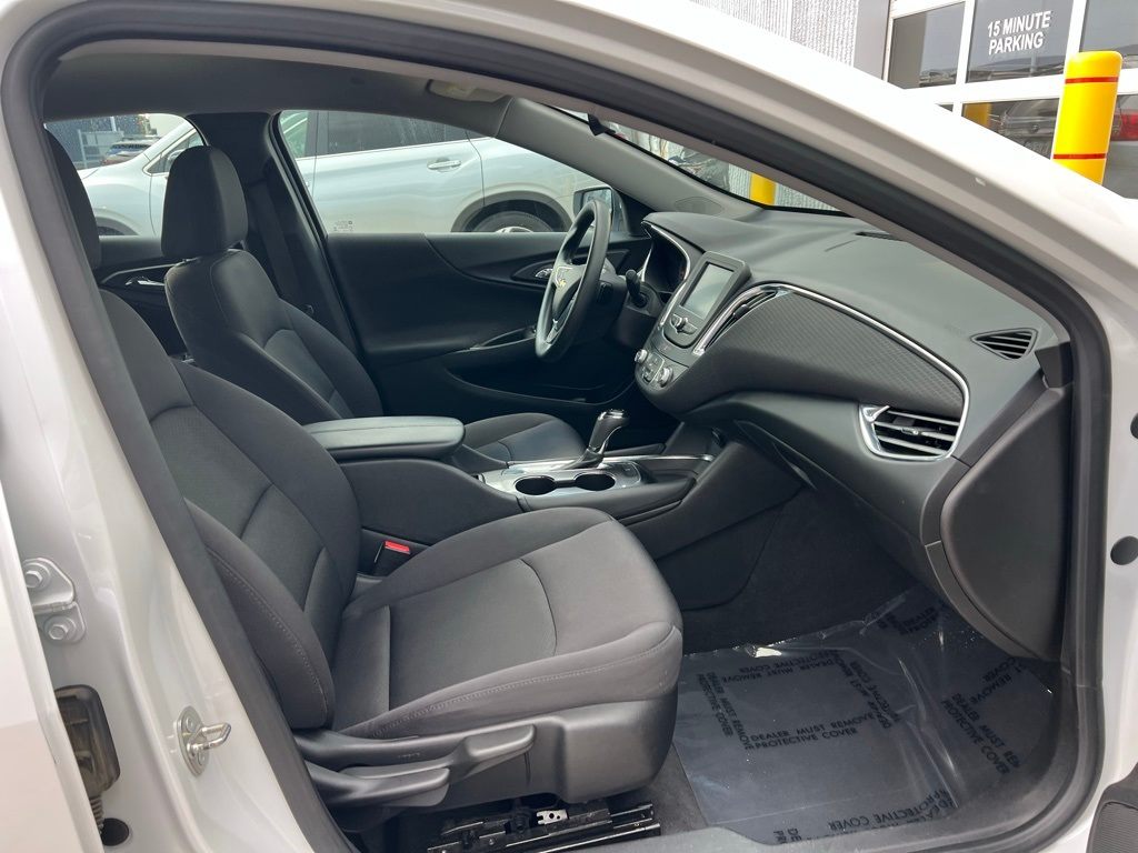 Thumbnail: 2017 Chevrolet Malibu - 9