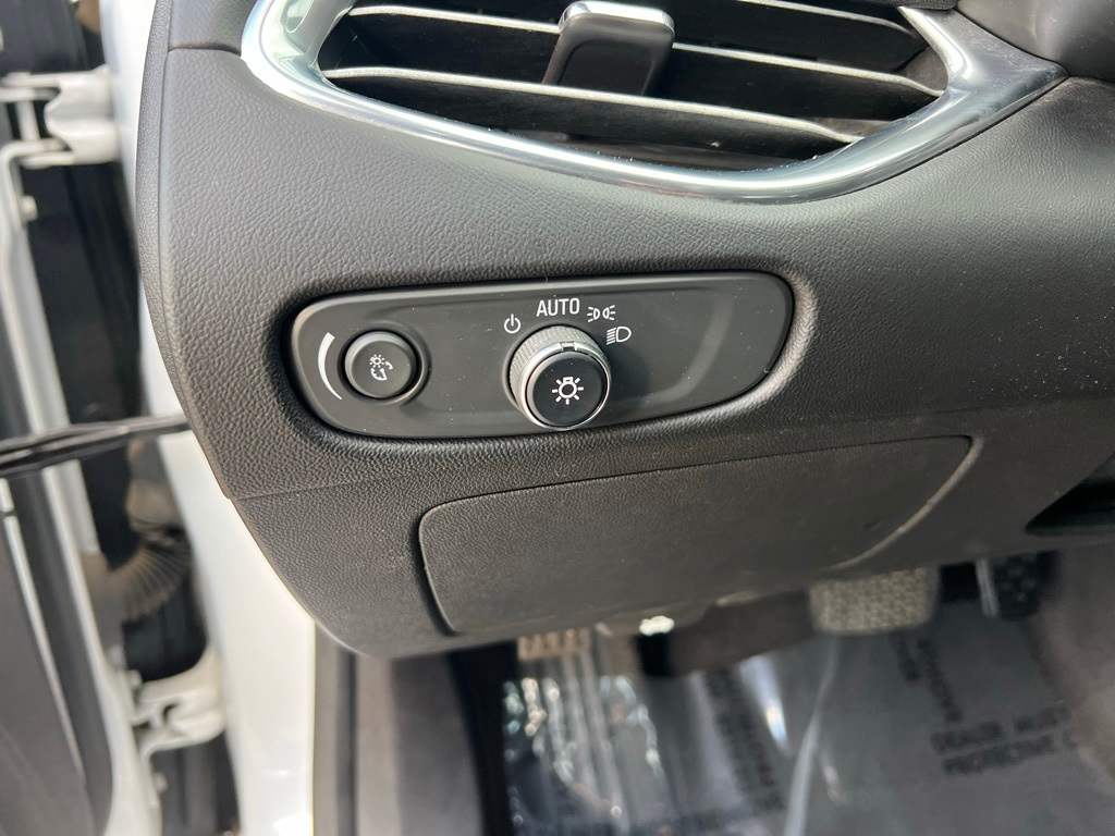 Thumbnail: 2017 Chevrolet Malibu - 21