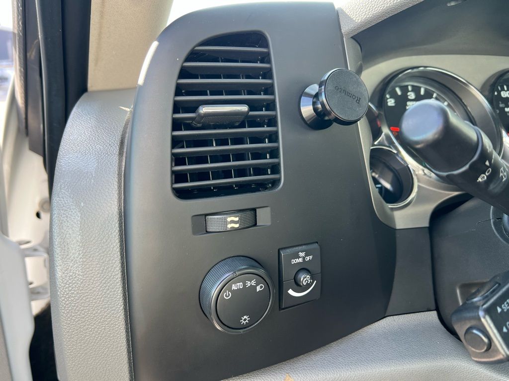 Thumbnail: 2011 Chevrolet Silverado 2500 - 31