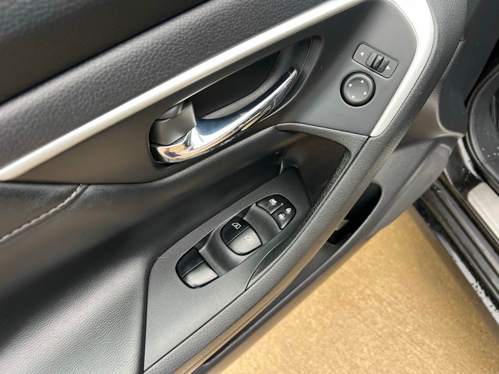 Thumbnail: 2016 Nissan Altima - 16