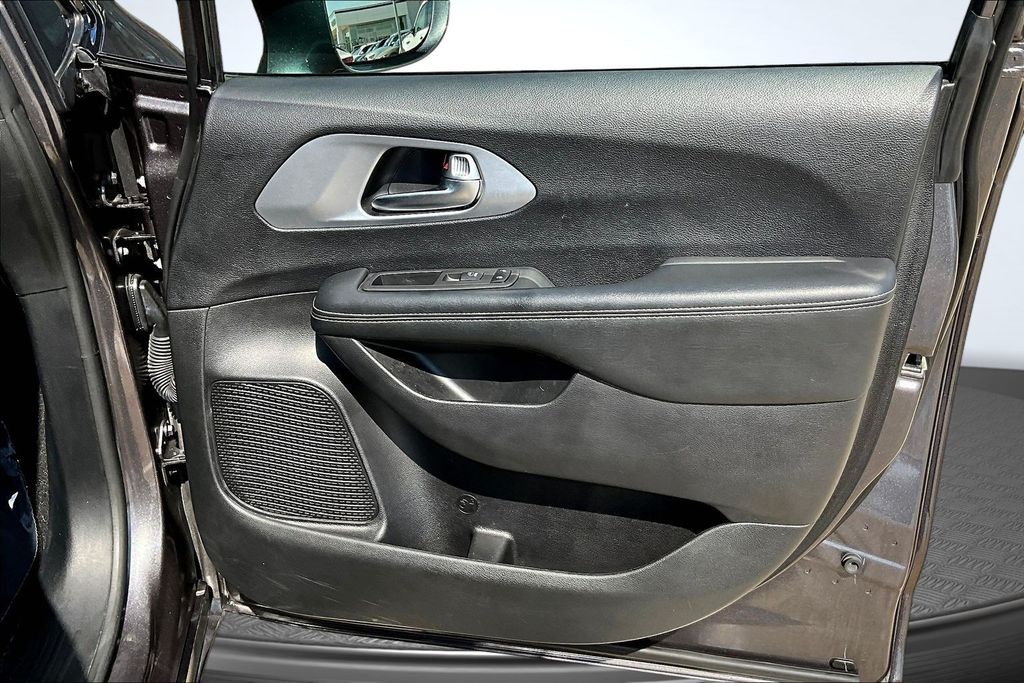 Thumbnail: 2021 Chrysler Pacifica - 25