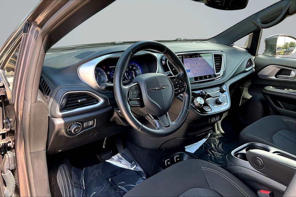 Thumbnail: 2021 Chrysler Pacifica - 9