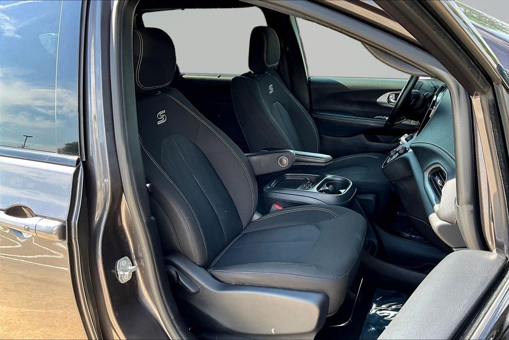 Thumbnail: 2021 Chrysler Pacifica - 10