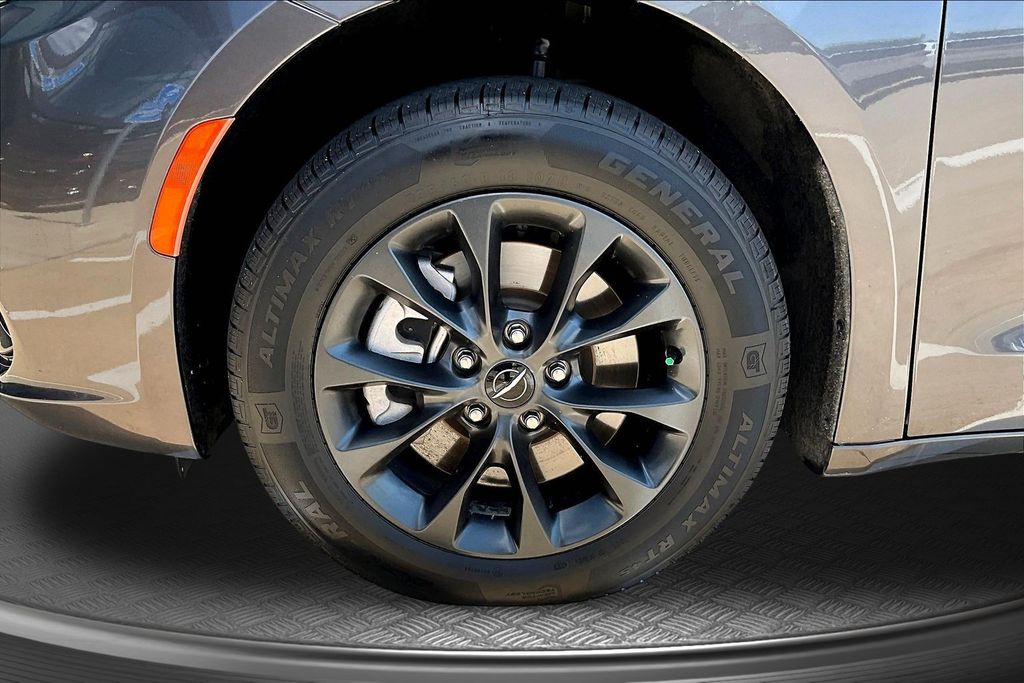 Thumbnail: 2021 Chrysler Pacifica - 7