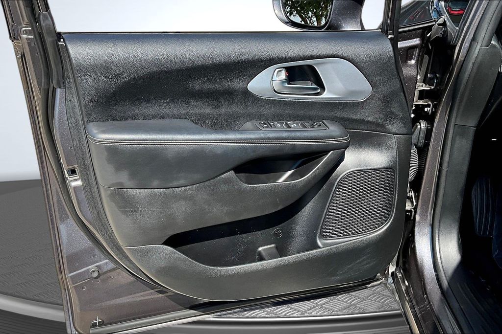 Thumbnail: 2021 Chrysler Pacifica - 24