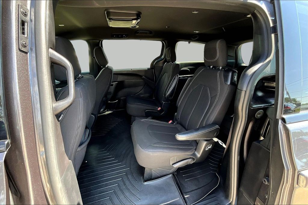Thumbnail: 2021 Chrysler Pacifica - 12