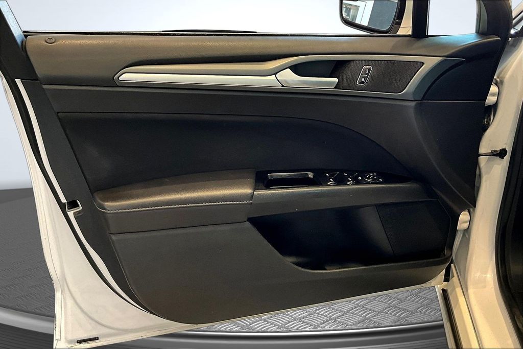 Thumbnail: 2013 Ford Fusion - 24