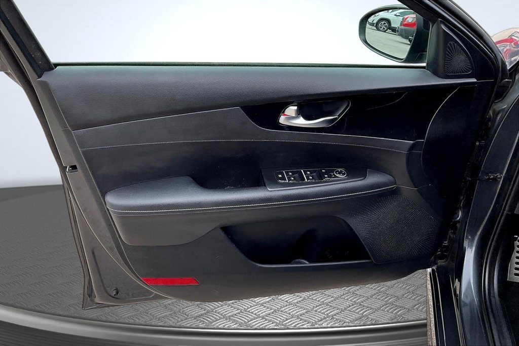Thumbnail: 2022 Kia Forte - 23